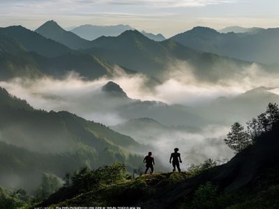 云南山地户外自然场景中人体艺术摄影成片，晨雾中人体轮廓与山峦背景融合，体现裸体写真与自然环境的艺术对话